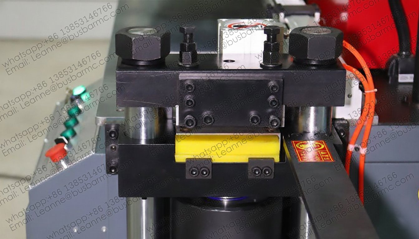 Automatic busbar shearing machine mechanism