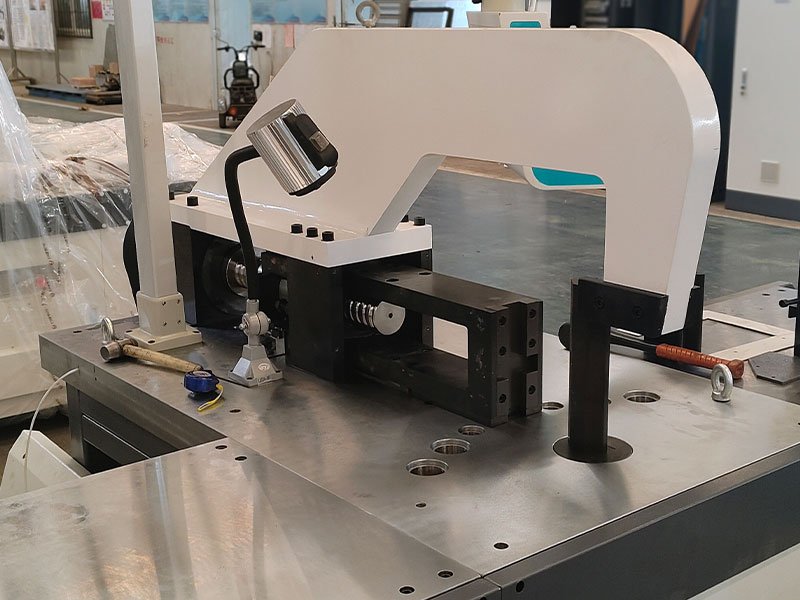 Servo motor for busbar bending accuracy