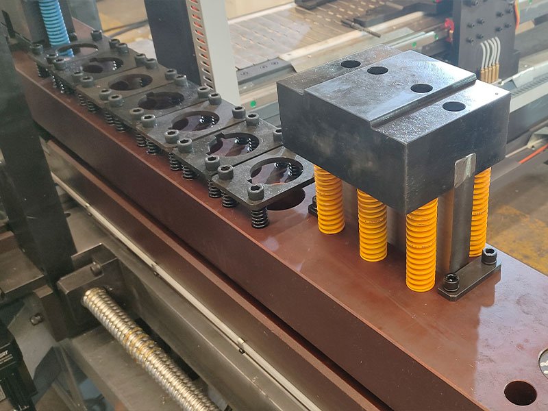 Automatic busbar cutting station