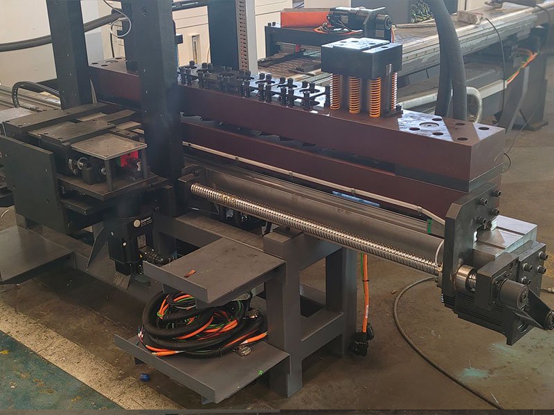 High precision guide rail for punching